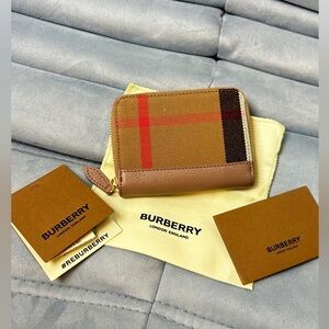 Burberry brand new zip wallet